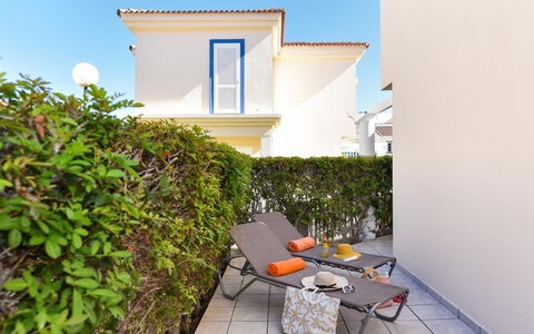 Cabosos 4: Bâtiment, Ciel, Plante, Fenêtre, Maison, Façade, Arbre, Loisir, Toit