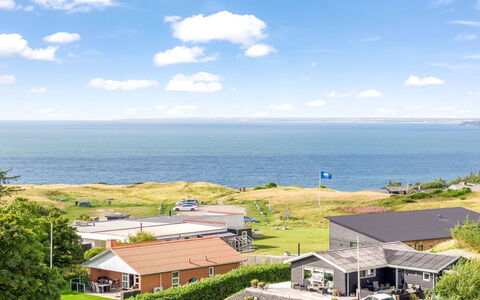 Dimo - 300M to the Fjord: Domicile, Toit, Maison, Chalet, Biens, Porte, Porche, Siding, Ferme, Ombre