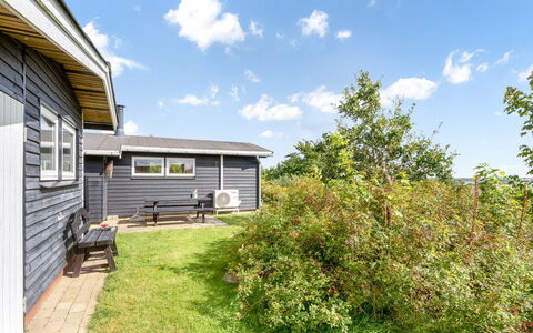 Dimo - 300M to the Fjord: Domicile, Toit, Maison, Chalet, Biens, Porte, Porche, Siding, Ferme, Ombre