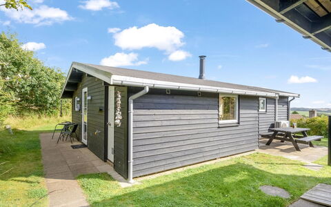 Dimo - 300M to the Fjord: Domicile, Toit, Maison, Chalet, Biens, Porte, Porche, Siding, Ferme, Ombre