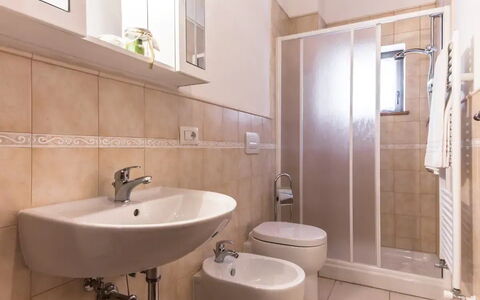 Villa Le Ripe Apartments - Gambassi Terme, Toscana: Marron, Robinet, Luminaire Plomberie, Évier, Lavabo, Propriété, Salle De Bains, Violet, Design Intérieur, Bois