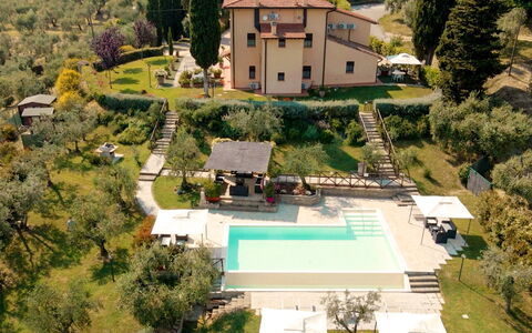 Villa Le Ripe Apartments - Gambassi Terme, Toscana: Plante, Bâtiment, Propriété, Arbre, Fenêtre, Lot Terre, Architecture, Maison, Design Urbain, Zone Résidentielle