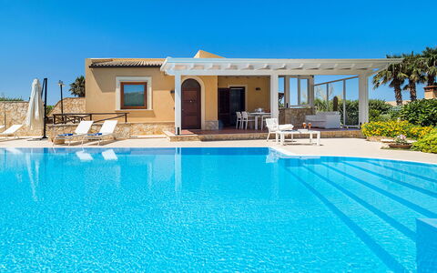Villa Cornino - Custonaci, Sicilia: L'Eau, Ciel, Propriété, Plante, Piscine, Bleu Azur, Bâtiment, Ombre, Loisir, Immobilier