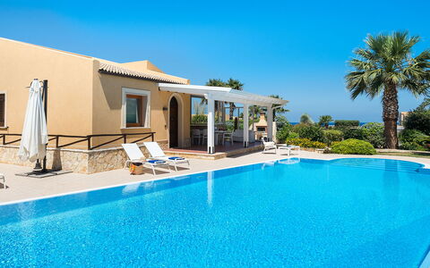 Villa Cornino - Custonaci, Sicilia: L'Eau, Ciel, Propriété, Plante, Piscine, Bleu Azur, Bâtiment, Arbre, Ombre, Loisir