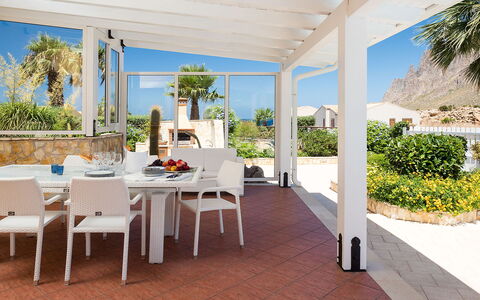 Villa Cornino - Custonaci, Sicilia: Plante, Meubles, Table, Bleu Azur, Chaise, Éclairage, Design Intérieur, Architecture, Ombre, Bâtiment