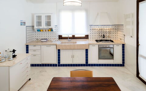 Villa Cornino - Custonaci, Sicilia: Cabinetry, Propriété, Meubles, Comptoir, Évier, Table, Evier, Bois, Éclairage, Cuisine
