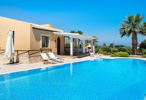 Villa Cornino - Custonaci, Sicilia: L'Eau, Ciel, Propriété, Plante, Piscine, Bleu Azur, Bâtiment, Arbre, Ombre, Loisir