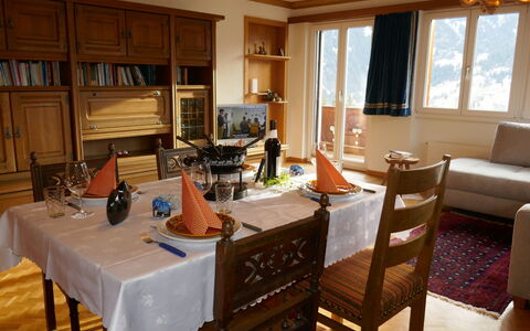 Chalet Uf Duft: Table, Meubles, Propriété, Fenêtre, Chaise, Cabinetry, Bois, Design Intérieur, Sol, Sol