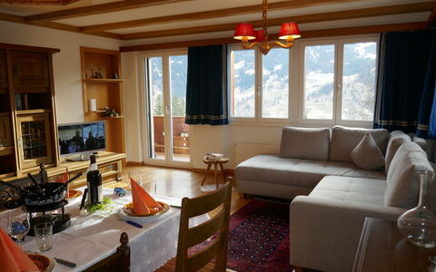 Chalet Uf Duft: Propriété, Cadre, Canapé, Table, Fenêtre, Salon, Bois, Architecture, Design Intérieur, Sol