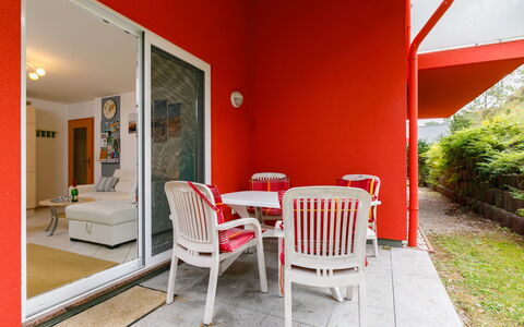 Meerzeit: Table, Meubles, Propriété, Chaise, Bâtiment, Plante, Éclairage, Orange, Design Intérieur, Porte