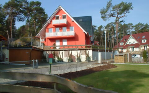Meerzeit: Ciel, Fenêtre, Bâtiment, Arbre, Maison, Loisir, Bois, Chalet, Siding, Plante