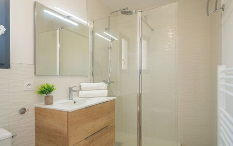 Aubépines: Miroir, Luminaire Plomberie, Robinet, Tete De Douche, Porte De Douche, Bâtiment, Douche, Salle De Bains, Design Intérieur