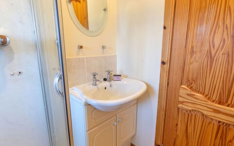 Inverness 233: Marron, Miroir, Robinet, Luminaire Plomberie, Armoire De Toilette, Lavabo, Évier, Propriété, Cabinetry, Salle De Bains