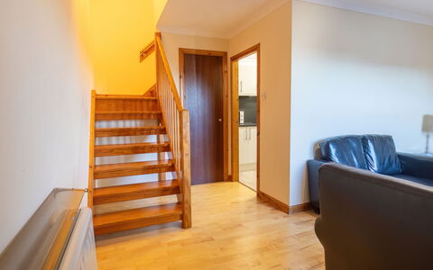 Towerhill Heights: Propriété, Bâtiment, Bois, Confort, Escaliers, Design Intérieur, Sol, Sol, Peindre