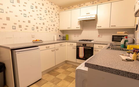 Cedar House: Cabinetry, Comptoir, Propriété, Bâtiment, Appareil De Cuisine, Cuisinière, Cuisine, Évier, Électroménager, Design Intérieur