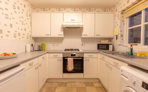 Cedar House: Cabinetry, Comptoir, Evier, Évier, Robinet, Propriété, Cuisinière, Luminaire Plomberie, Appareil De Cuisine, Électroménager