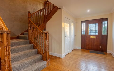Evergreen House: Propriété, Bois, Design Intérieur, Escaliers, Tache De Bois, Sol, Sol, Peindre, Mur