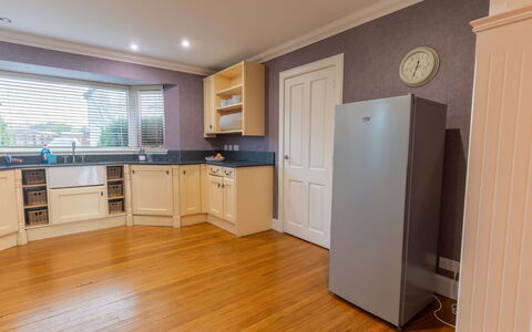 Evergreen House: Cabinetry, Fenêtre, Comptoir, Bâtiment, Design Intérieur, Éclairage, Bois, Porte, Sol, Sol