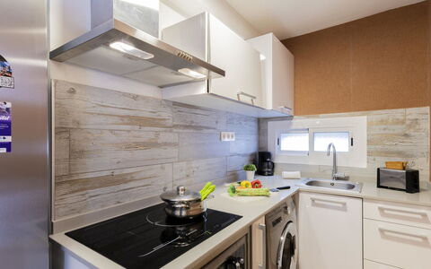 Aida 202: Comptoir, Cuisine, Appareil De Cuisine, Principaux Appliance, Cabinetry, Sol, Design Intérieur, Bois, Meubles, Électroménager