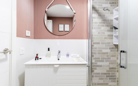 Aida 202: Design Intérieur, Luminaire Plomberie, Salle De Bains, Armoire De Toilette, Sol, Sol, Rose, Plomberie, Domicile, Miroir