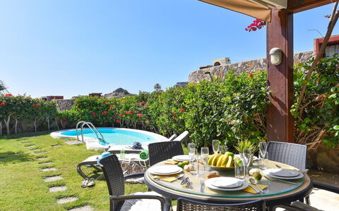 Villa Tauro 2: Ciel, Propriété, Meubles, Table, Bâtiment, L'Eau, Chaise, Bois, Ombre, Design Intérieur