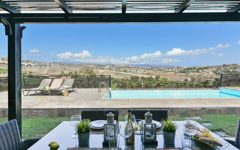 Salobre Villa 2: Ciel, Propriété, Meubles, Table, Bâtiment, L'Eau, Chaise, Bois, Ombre, Design Intérieur