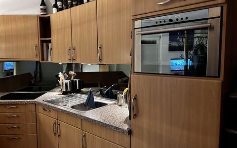 Evelyne: Cabinetry, Comptoir, Propriété, Évier, Cuisine, Bois, Design Intérieur, Bâtiment, Robinet, Électroménager