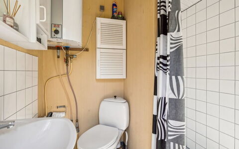 Benthe - 200M from the Sea: Siège De Toilette, Mur, Luminaire Plomberie, Toilette, Sol, Sol, Salle De Bains, Design Intérieur, Évier, Plomberie