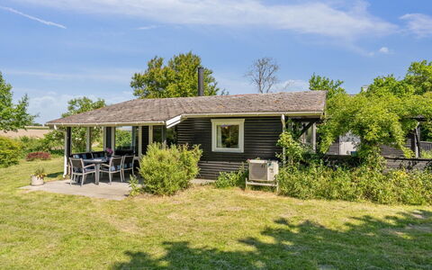 Benthe - 200M from the Sea: Toit, Maison, Domicile, Chalet, Porte, Siding, Plate-Forme, Porche, Planche, Dur