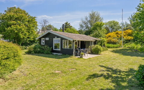 Benthe - 200M from the Sea: Toit, Maison, Domicile, Chalet, Porte, Siding, Plate-Forme, Porche, Planche, Dur