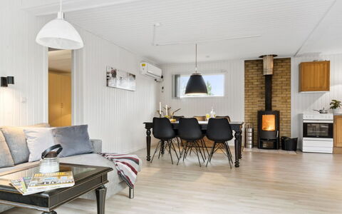 Suvi - 700M from the Sea: Bois, Sol, Meubles, Design Intérieur, Parquet, Domicile, Salon, Plafond, Sol, Pièce