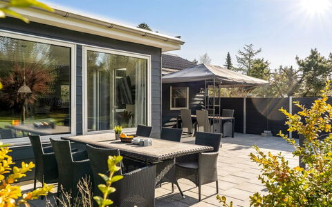 Suvi - 700M from the Sea: Meubles, Design Intérieur, Sol, Sol, Plafond, Pièce, Chaise, Table, Appartement, Table Cuisine Et Salle A Manger