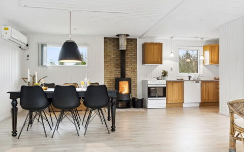 Suvi - 700M from the Sea: Meubles, Design Intérieur, Sol, Sol, Plafond, Pièce, Chaise, Table, Appartement, Table Cuisine Et Salle A Manger