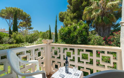 Bonita: Propriété, Plante, Meubles, Ciel, Botanique, Arbre, Chaise, Bois, Mobilier De Jardin, Loisir