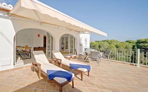 Aika: Ciel, Propriété, Meubles, Chaise, Ombre, Mobilier De Jardin, Bâtiment, Balancelle, Loisir, Maison