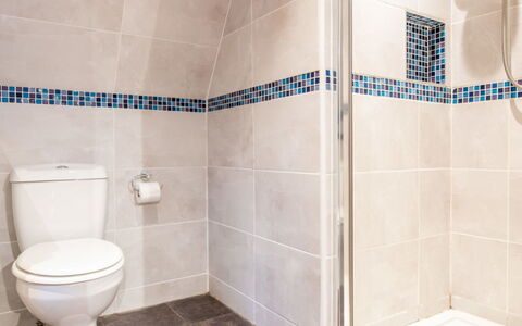 Lothlorien Lodge 4: Sol, Sol, Salle De Bains, Tuile, Luminaire Plomberie, Plomberie, Douche, Toilette