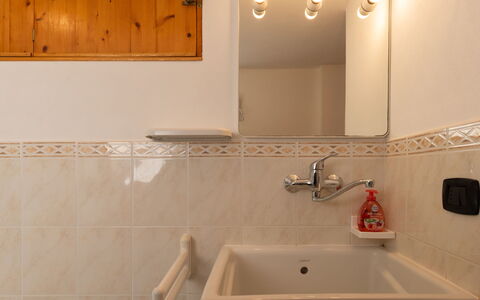 Ca' Ermy: Marron, Robinet, Miroir, Luminaire Plomberie, Évier, Lavabo, Salle De Bains, Bois, Design Intérieur, Éclairage