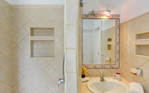 Chalet Santa Ana 7: Miroir, Marron, Robinet, Luminaire Plomberie, Évier, Lavabo, Bâtiment, Salle De Bains, Éclairage