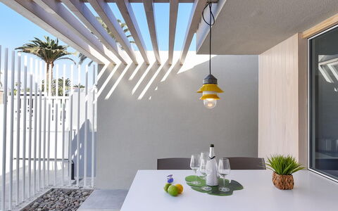 Velsuites 1: Table, Propriété, Meubles, Bâtiment, Plante, Bois, Ombre, Éclairage, Architecture, Vaisselle