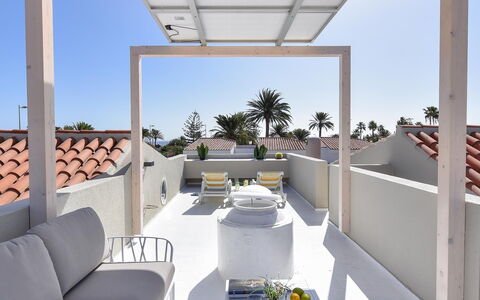 Velsuites 1: Ciel, Meubles, Plante, Chaise, Table, Ombre, Bâtiment, Salon, Design Intérieur, Canapé