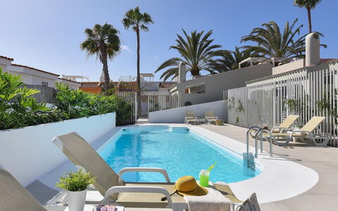 Velsuites 1: L'Eau, Ciel, Plante, Propriété, Piscine, Bâtiment, Meubles, Bleu Azur, Arbre, Mobilier De Jardin