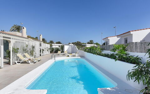 Velsuites 1: L'Eau, Ciel, Propriété, Bâtiment, Piscine, Bleu Azur, Plante, Ombre, Arbre, Plan D'Eau