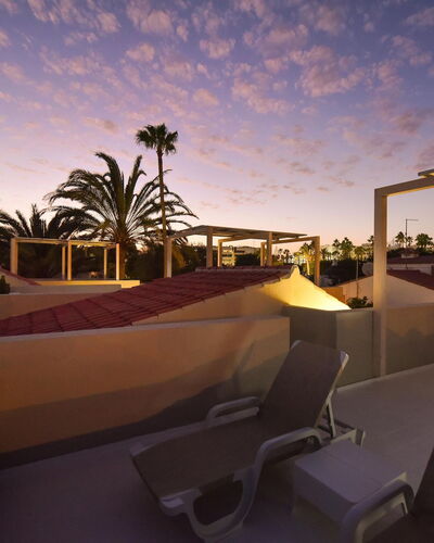 Velsuites 1: Nuage, Ciel, Ombre, Mobilier De Jardin, Architecture, Station Balnéaire, Plante, Arbre, Piscine, Arecales