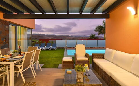 Villa: Bâtiment, Bleu Azur, Piscine, Ciel, Ombre, Arbre, L'Eau, Rectangle, Design Urbain, Mobilier De Jardin