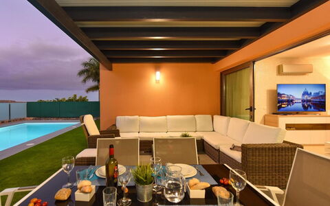 Villa: Bâtiment, Bleu Azur, Piscine, Ciel, Ombre, Arbre, L'Eau, Rectangle, Design Urbain, Mobilier De Jardin