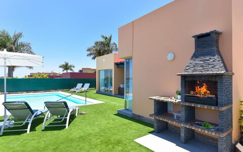 Villa: Bâtiment, Bleu Azur, Piscine, Ciel, Ombre, Arbre, L'Eau, Rectangle, Design Urbain, Mobilier De Jardin