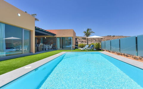 Villa: Bâtiment, Bleu Azur, Piscine, Ciel, Ombre, Arbre, L'Eau, Rectangle, Design Urbain, Mobilier De Jardin