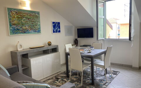 Milla: Table, Meubles, Propriété, Bâtiment, Fenêtre, Design Intérieur, Éclairage, Bureau, Sol, Sol
