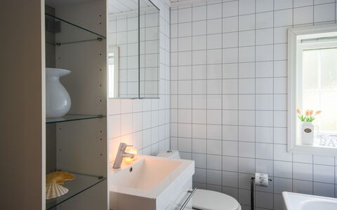 Heggland Huset: Miroir, Robinet, Évier, Luminaire Plomberie, Propriété, Lavabo, Salle De Bains, Bâtiment, Design Intérieur, Architecture