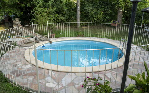 Podere Vallino: L'Eau, Plante, Propriété, Piscine, Clôture, Bâtiment, Arbre, Loisir, Herbe, Composite